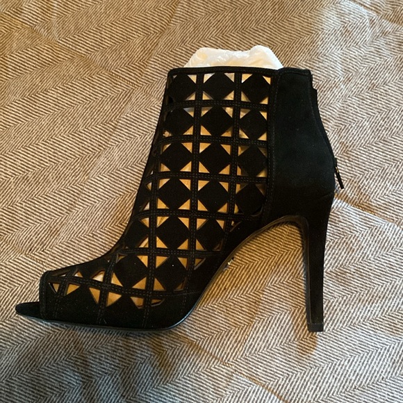 MICHAEL Michael Kors Ivy Bootie. Black. Size 10. - Picture 2 of 16